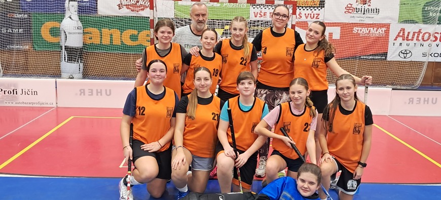 OF ve florbalu dívek 8.a 9.tříd