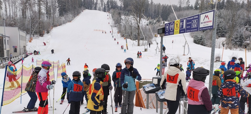Školní závody ve slalomu na lyžích