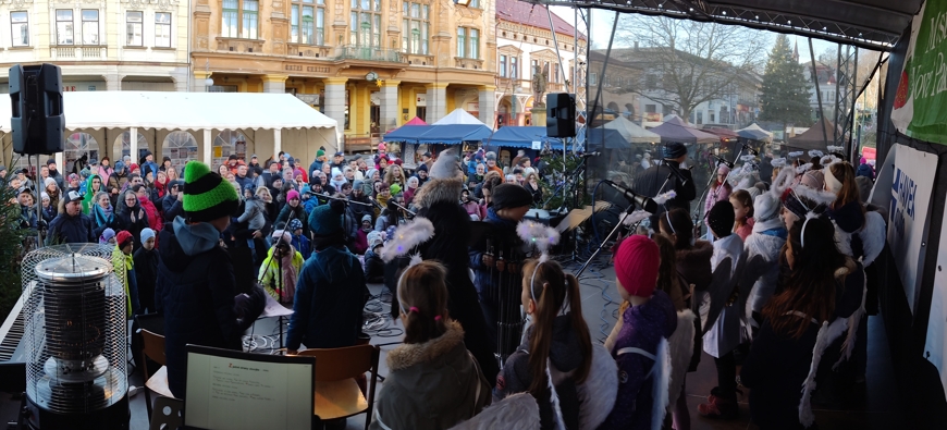 Vystoupení pěveckého sboru na Předvánočních trzích v Nové Pace